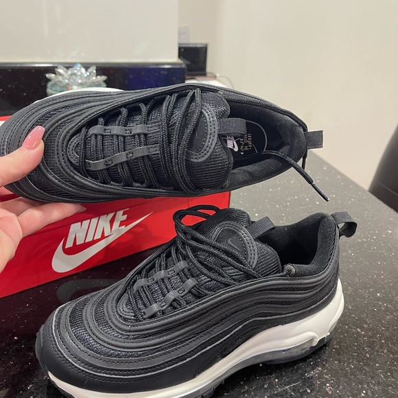 Nike shoes - Picture 8 of 9